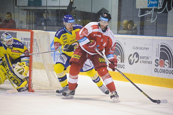 V sezoně hrála Mora s ševci vyrovnané zápasy. Odchovanec HCO David Nosek brání Jana Knotka. Čeká nás velmi napínavá série...