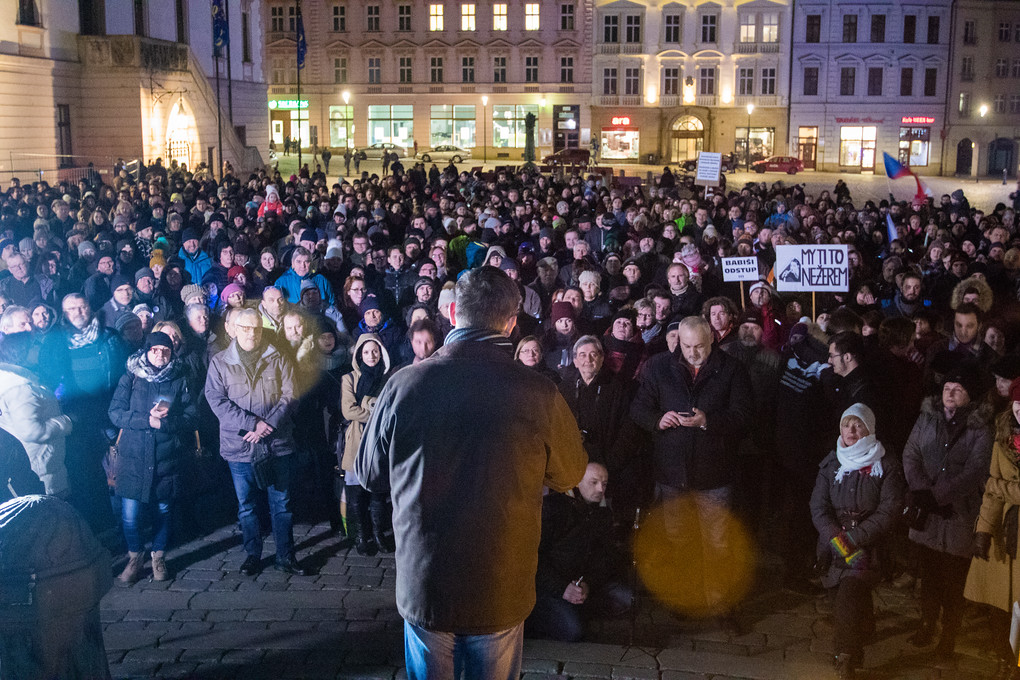 Protesty se konaly po celé republice. Na Horním náměstí v Olomouci se sešla asi tisícovka lidí.