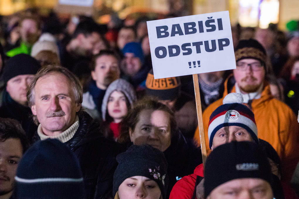 Hlavním antihrdinou demonstrací byl sice komunista Ondráček, bylo ale jasné, že je jen smutným symbolem doby. A tím skutečným hybatelem, že je někdo jiný...