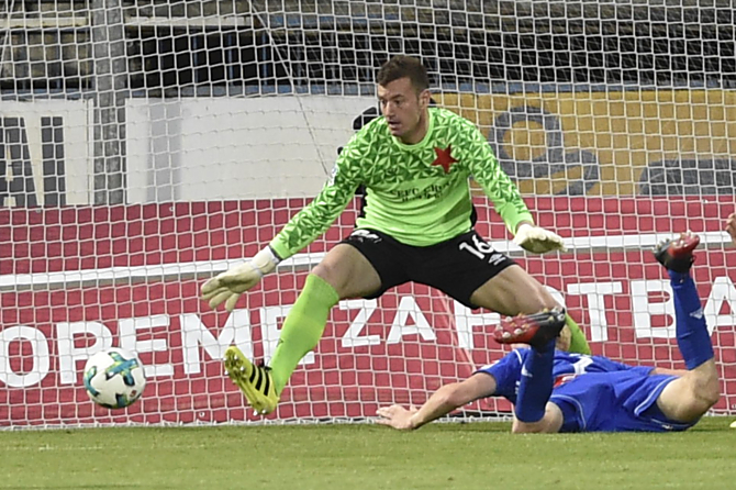 Takto překonal Václav Jemelka dnes již bývalého brankáře Slavie Laštůvku. 