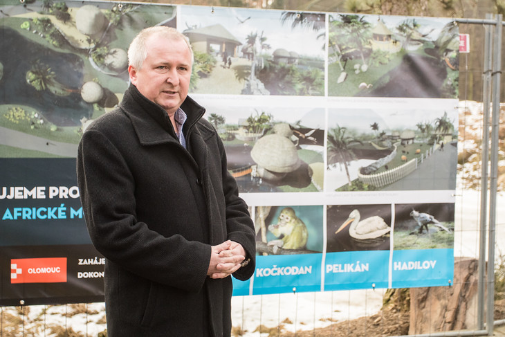 Pavilon Kalahari ale není zdaleka jedinou novinkou. Tu další představil ředitel zoo Radomír Habáň. Z rybníčku, který je už léta v neutěšeném stavu, vzniknou africké mokřady.