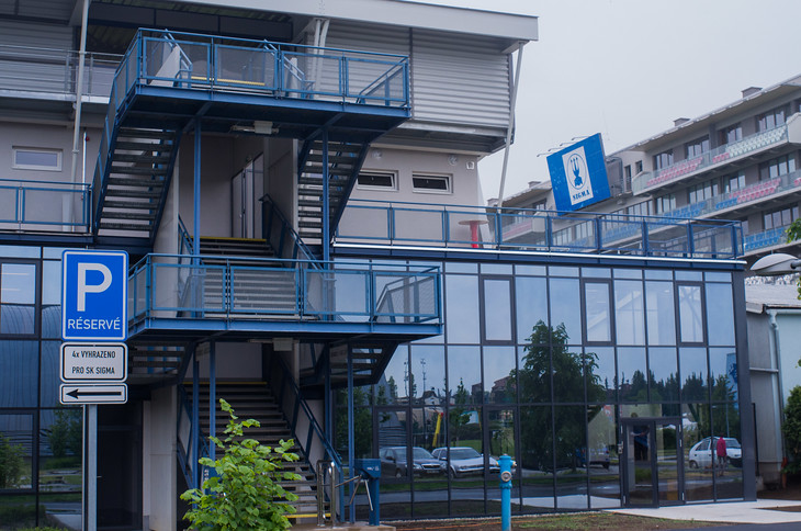 Andrův stadion prošel v letech 2014/2015 rozsáhlou rekonstrukcí. Nové zázemí pro fotbalové týmy a rozhodčí, modernizované prostory pro novináře, televizní studio i reprezentativní místnosti pro VIP hosty nabízí zrekonstruovaná hlavní tribuna Androva stadionu v Olomouci. Tribuna, jejíž oprava stála zhruba sedm desítek milionů korun, byla slavnostně zprovozněna 20. května 2015.