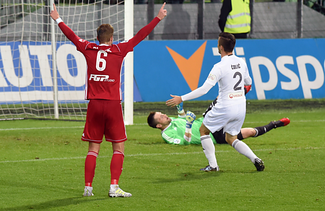 Jakub Plšek se raduje z jedné z pěti branek Sigmy v Karviné ve vzájemném podzimním duelu.