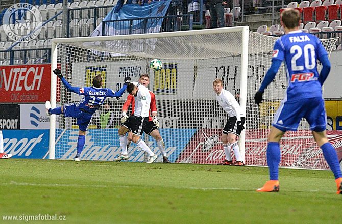 Jakub Řezníček měl proti Karviné dvě dobré šance. V jedné viděl míč na poslední chvíli a netrefil prázdnou branku, ve druhé hlavičkoval vedle.