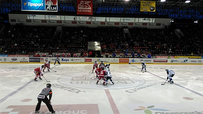 Úvodní buly 3. čtvrtfinálového duelu mezi HC Olomouc a Škodou Plzeň.