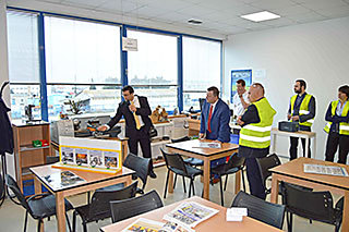 Ředitel závodu Petr Novák ukazuje primátoru Antonínu Staňkovi a zástupcům magistrátu novou školící místnost, která se umístila na druhém místě v soutěží o Nejlepší personální projekt České republiky roku 2017