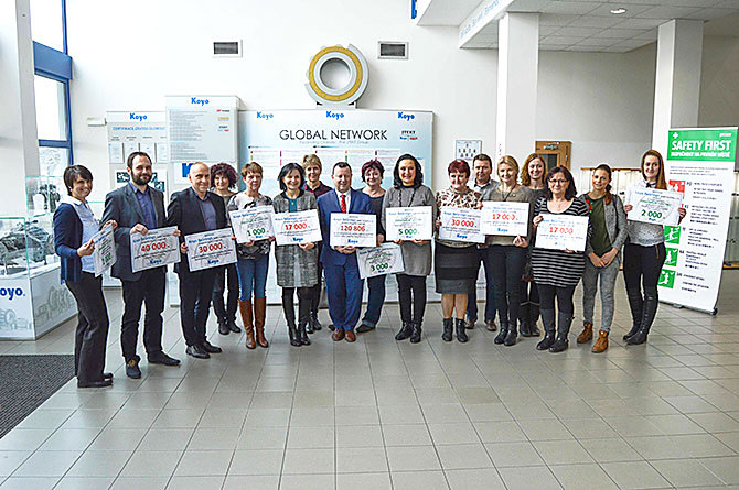 Zástupci základních škol a školek s dárkovými šeky, uprostřed primátor města Olomouce