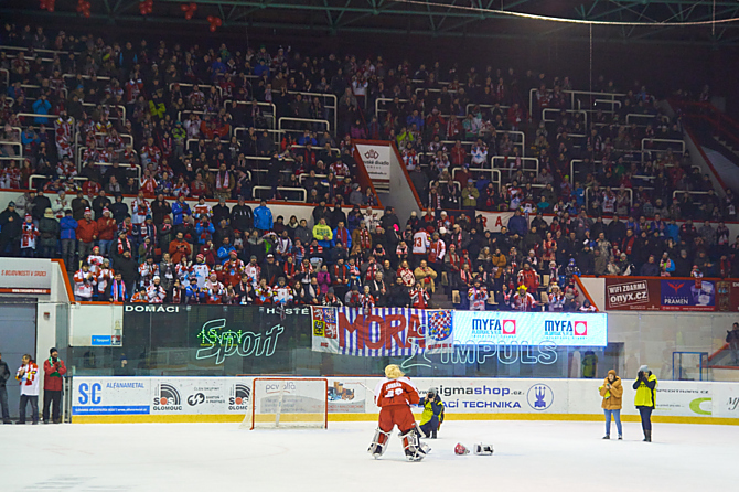 Braňo a jeho show. Po domácích vyhraných zápasech bavil brankář Mory Branislav Konrád tribuny.