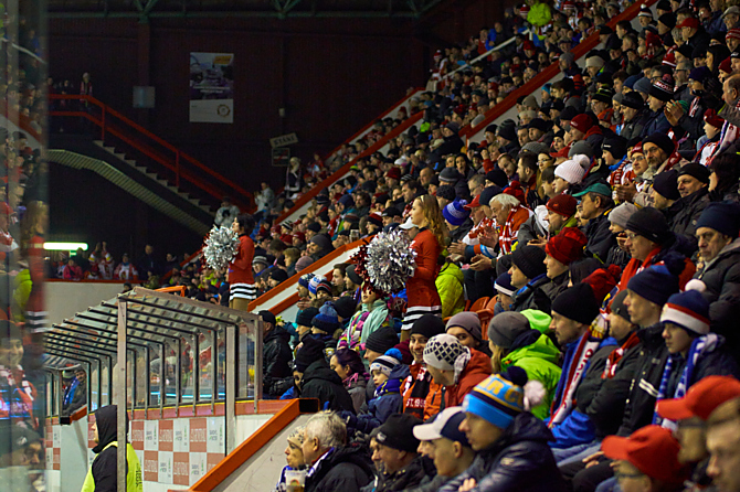 Fanoušci HC Olomouc hnali Moru celou sezonu. Škoda, že na dva domácí duely s Plzní a i jeden se Zlínem nebylo plno. Tady si musí lámat hlavu hlavně marketingové oddělení HCO...