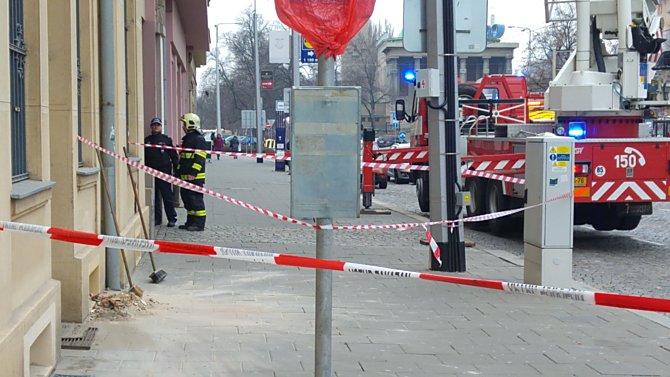 V porovnání s přechozími událostmi se dnes jednalo o banalitu. Ale ono i několik drobných cihel, spadlých z patnáctimetrové výšky, dokáže člověku dost ublížit...