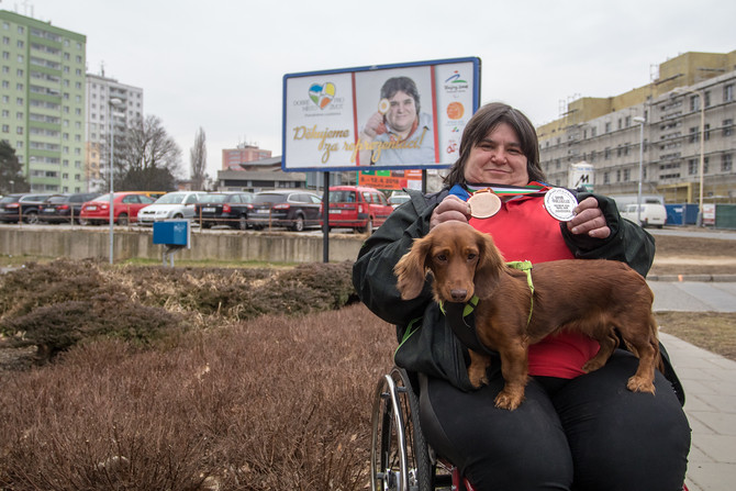 Eva Kacanu dostala od přátel originální dárek: na několika místech ve městě jí děkují za reprezentaci na billboardech.
