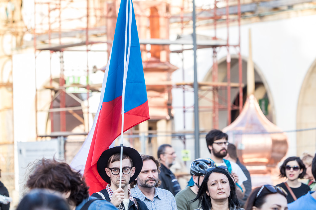 Atmosféra, možná i kvůli krásnému počasí, nebyla tak vypjatá jako před několika týdny, kde se demonstrovalo proti komunistovi Ondráčkovi. I tak byl ale často zmiňován listopad 1989.