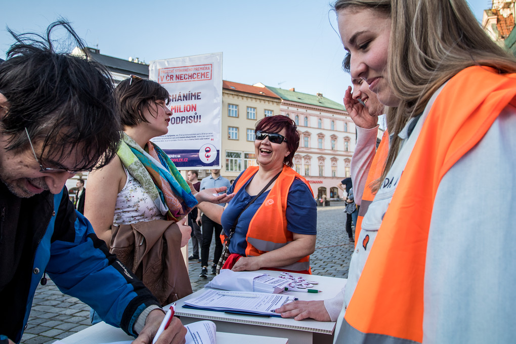 Výzvu Milion chvilek pro demokracii mohli lidé popsat i v Olomouci. V době vydání tohoto článku měla 237 041 signatářů.