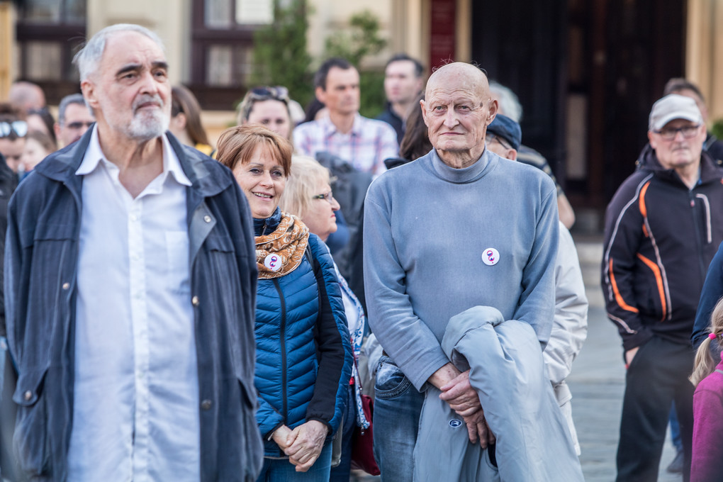 Napříč generacemi. Mezi demonstranty byli mladí lidé i senioři.