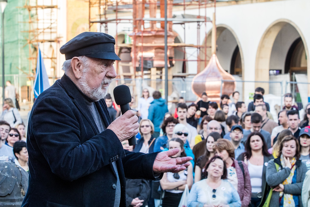 V listopadu 1989 bych si nepomyslel, že se tu ocitnu znovu, řekl první porevoluční rektor a pozdější senátor Josef Jařab.