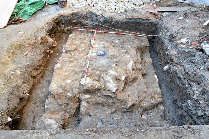 Jeden z úseků kamenné hradby Nového Hrádku