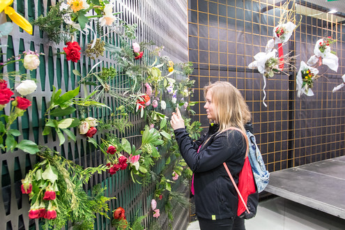 V pavilonu A je speciálně vytvořená stěna, do které si každý může vložit květinu a třeba i vzkaz.