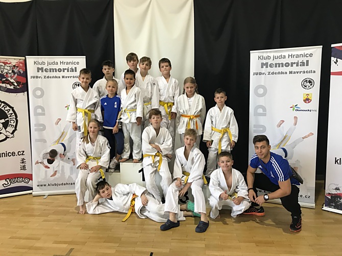 Čtrnáctičlenný tým Judo klubu Olomouc a trenér Adam Suchánek