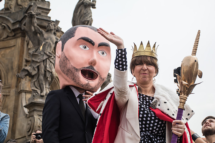 Žezlo převezme po loňské královně, ředitelce Knihovny UP Heleně Sedláčkové, David Koller. Jaký bude jeho projev? Na to jsou všichni zvědaví...