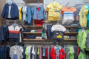 U kluků převládá i v této kolekci klasická modrá. Pokud však chcete, aby v létě váš syn zazářil, vyzkoušejte trendy žlutou, oranžovou nebo zelenou. Kromě klasických autíček jsou in také námořnické, mořské či surfařské motivy.