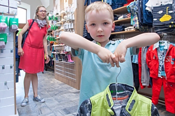 Nový jarní či letní outfit si tu vybere opravdu každý - maminky hledají ideální model pro své čerstvě narozené děti, větší děti si už vyberou samy.