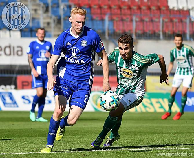 Napadání rozehrávky. Sigma nemohla v klidu rozehrávat akce, u obránců byli stále jako vosy napadající hráči Bohemky.