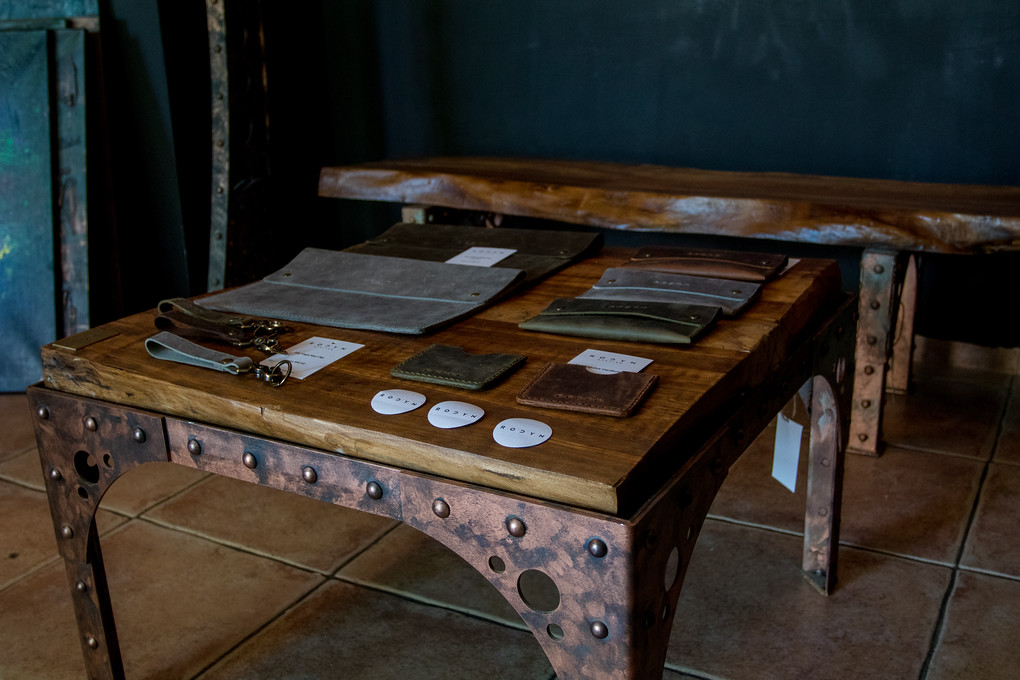 Zuzaniny kožené doplňky jsou jednoduché, vkusné a elegantní.