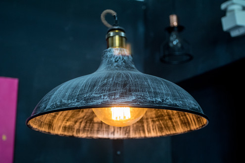 Kov tvoří nedílnou součást designových kousků, které v ateliéru najdete.