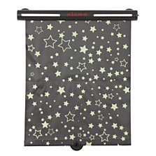 Diono sluneční roleta Starry Night Sun Shade - síťovaná sluneční roleta s motivem fosforujících hvězdiček, které v noci svítí.
Na okno se upevňuje pomocí přísavek. (Kočárky Davídek, 379 korun za 1 kus)