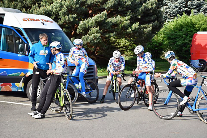 Jiří Kaňkovský promlouvá ke svým svěřencům před startem závodu