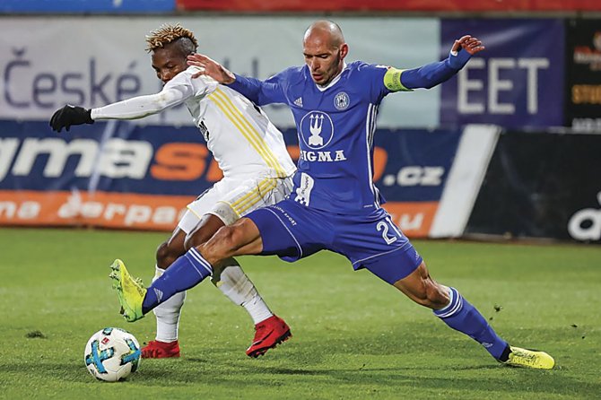 Kapitán Sigmy Olomouc Michal Vepřek v souboji se zlínským Ekpaiem