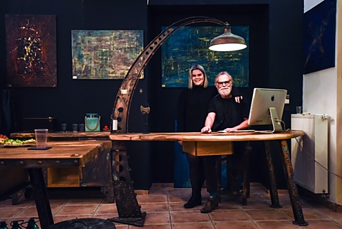 Zuzana a Pavel Šmídovi. Duše, bez kterých by ateliér nemohl fungovat. Zuzana vám ochotně domluví schůzku se svým otcem, který za vámi přijede z Ostravy.