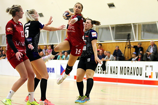Zora Olomouc porazila v prvním utkání Veselí nad Moravou 21:20.