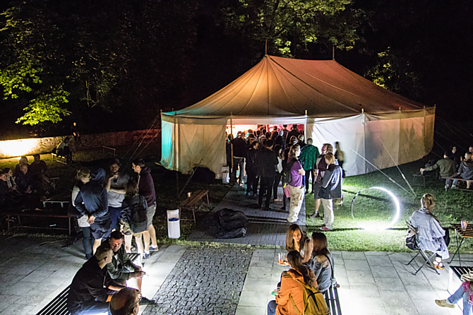 Večerní atmosféra v šapitó na parkánu