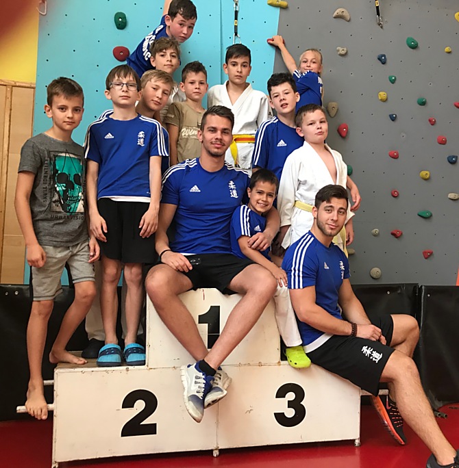 Tým Judo klubu Olomouc s trenéry Markem Švestkou a Adamem Suchánkem