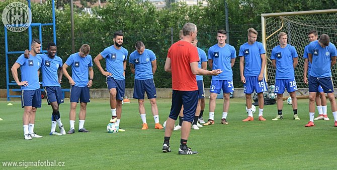 Trenér SK Sigma Olomouc Václav Jílek rozdává pokyny svým svěřencům na začátku první tréninkové jednotky.