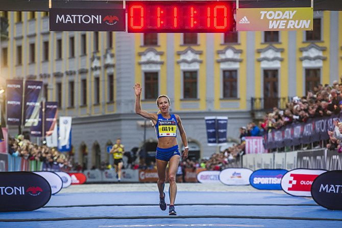 Fantastický výkon předvedla Eva Vrabcová-Nývltová. Česká olympionička se Olomoucí prohnala v novém rekordu závodu 1:11:10.