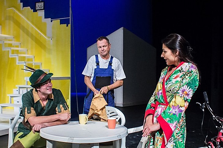 Léto na kole: Mladí manželé a šarmantní soused. Jak tohle dopadne?